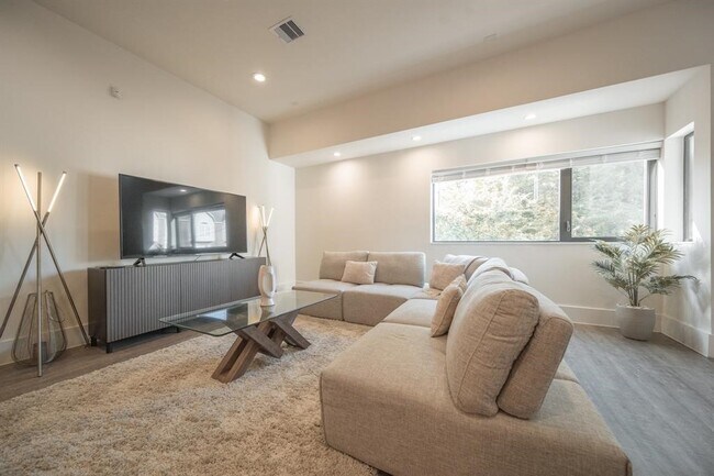 Photo - 2212 Francis St