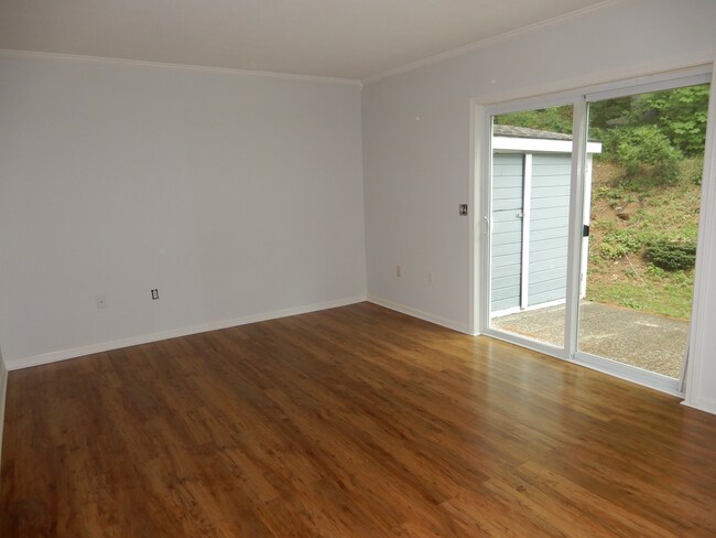 Large Living Room - 24 Witham St Unit 12