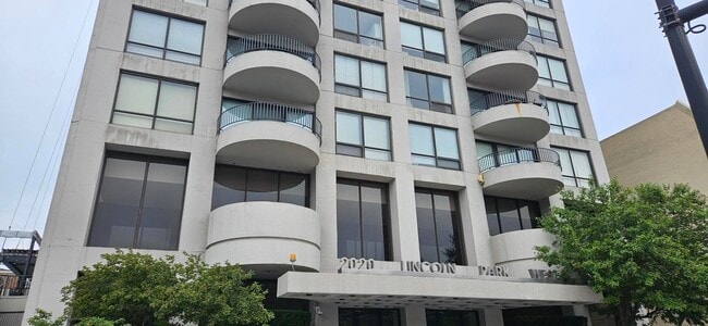 Building Photo - 2020 N Lincoln Park W Unit 20D