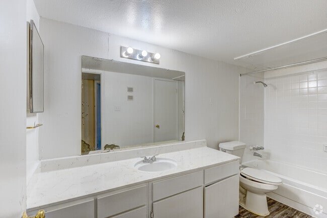 2BR, 1BA - 812SF - Bathroom