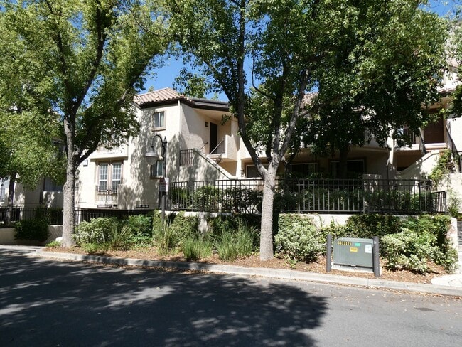 Building Photo - Beautiful 2-Bedroom Lower-Unit Condo in Sienna Villas of Valencia! Unit 443