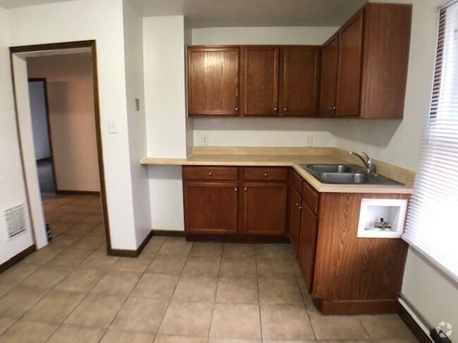 Building Photo - 914 Broadway Unit 2 Rental