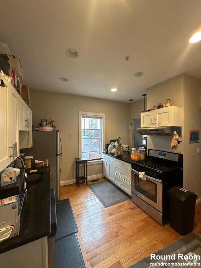 Building Photo - 171 Walnut St Unit 2 Rental