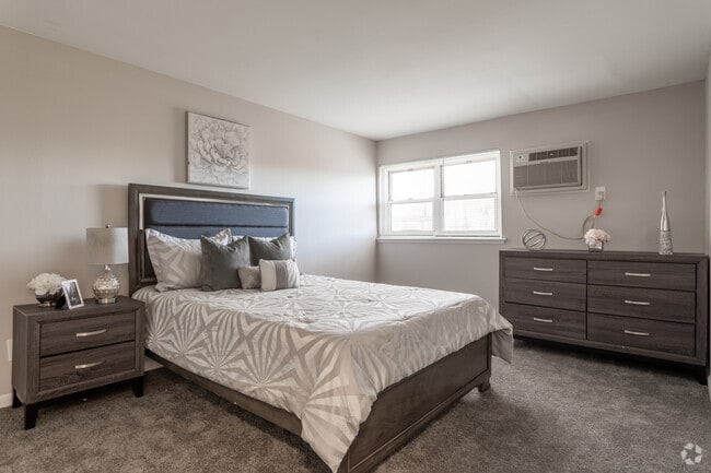 2BR, 1BA 750SF Bedroom