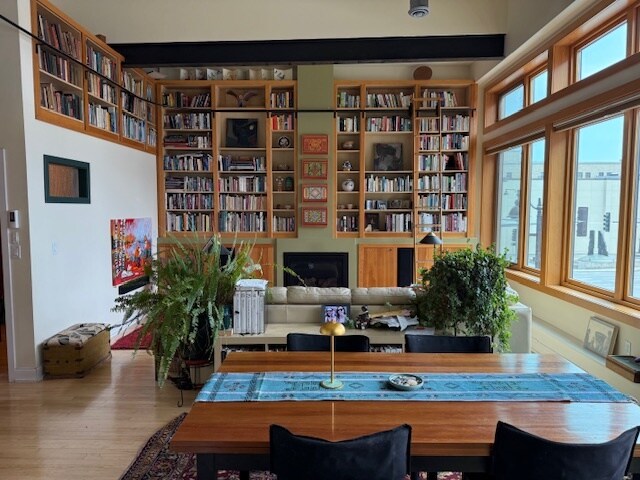 floor to celing book shelves with gas fireplace - 7 W Superior St Apartamentos Unidad 1