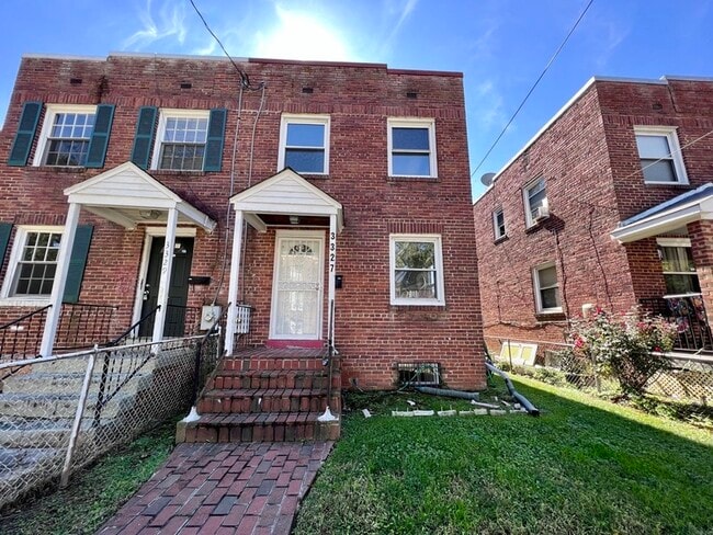 Photo - 3327 Dubois Pl SE