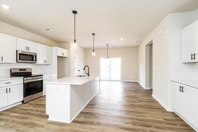 Photo - Beautiful 4BR 3.5BA Townhome w/ Full Appliance Kitchen Garage Parking in University