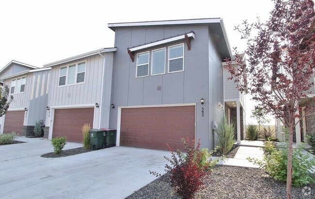 Building Photo - Modern townhouse in a Cozy Community. 50% ...