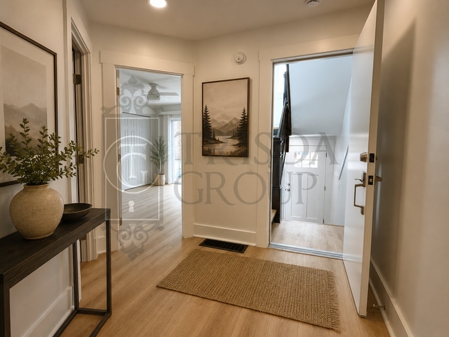 Building Photo - Avail Sept 1: 2BR Apt in Beechview, South Hills. BEAUTIFUL design, Laminate Floors, AC, Pets OK,... Unit FAL1538-1