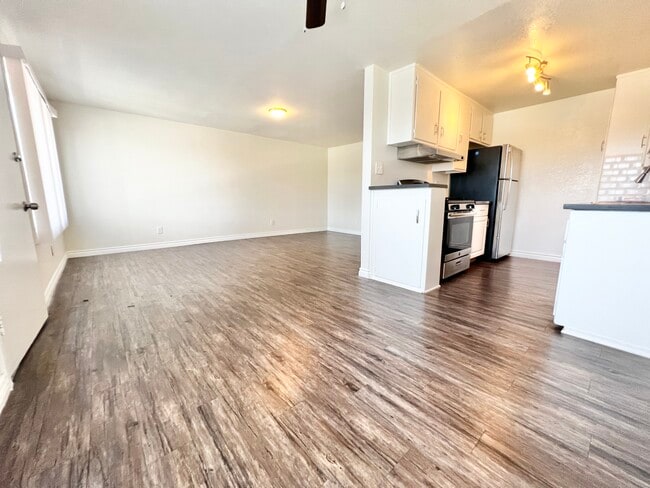 Building Photo - 5640 S La Brea Ave Rental