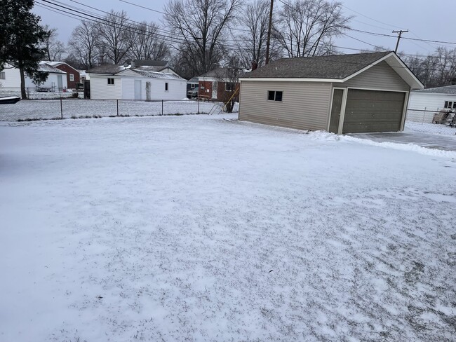 Photo - 4737 Laird St