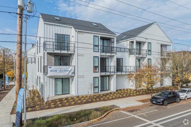 Building Photo - Ella PDX