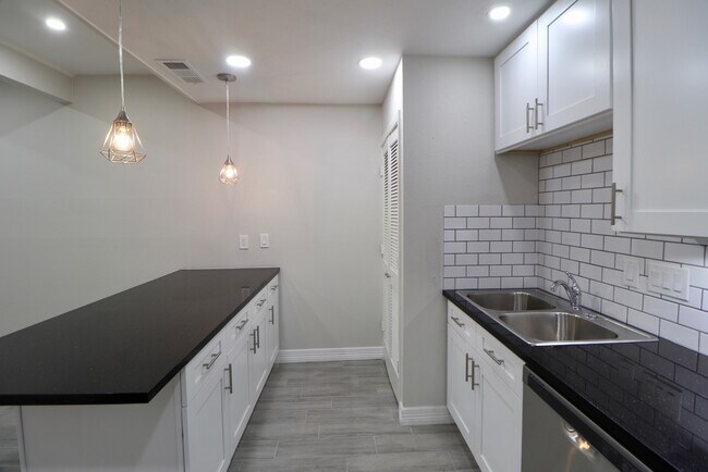 Photo - 5929 Queensloch Dr Unit 116