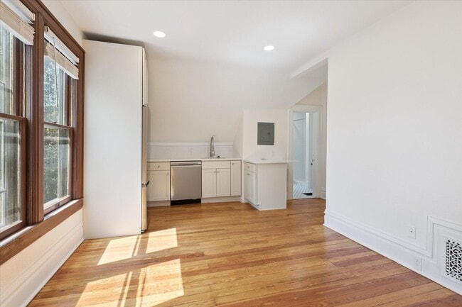 Fully Renovated 1 Bedroom 1 Bath Apartment... - Fully Renovated 1 Bedroom 1 Bath Apartment... Unit 1620 Walnut St  #3
