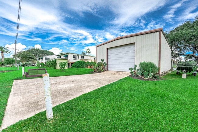 Photo - 325 Palm Dr