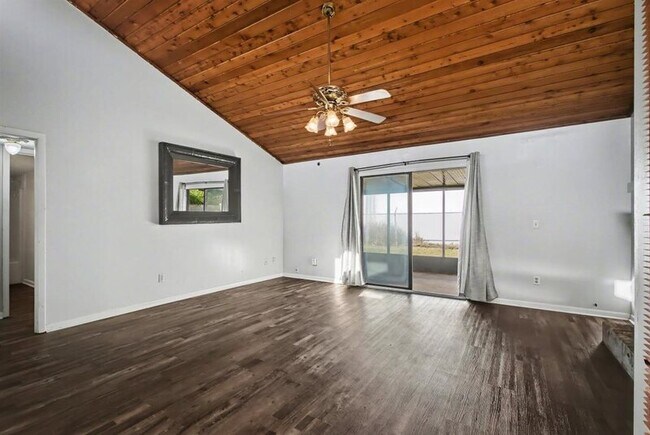 Photo - 569 Arcadia Dr