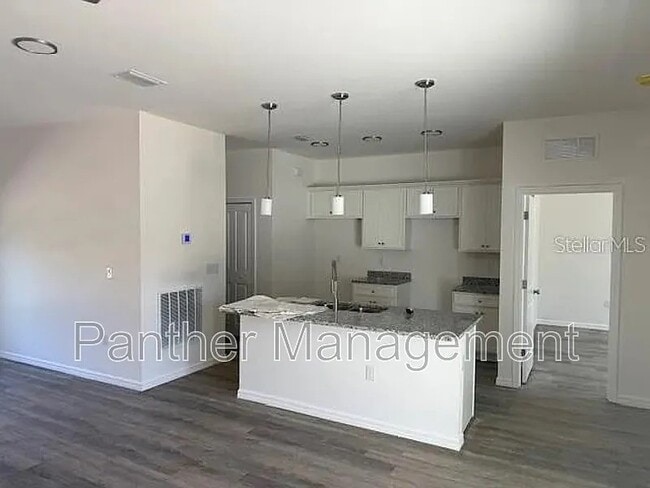Photo - 7379 Helliwell St