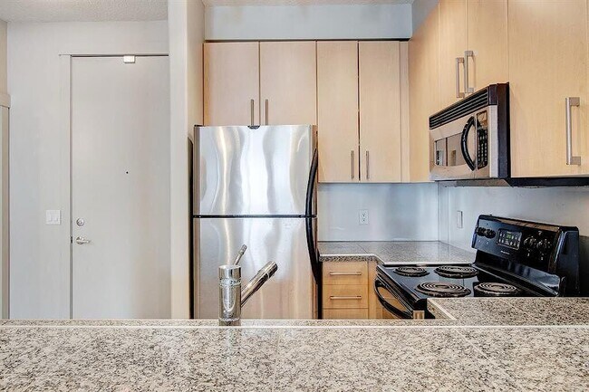 Photo - 830 Centre Ave NE