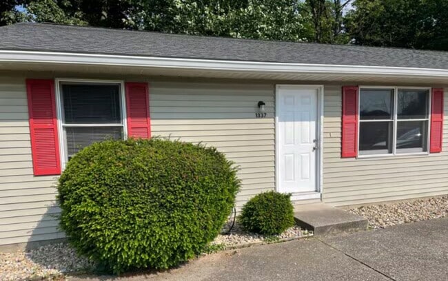 Building Photo - 3 bedroom/ 2 bath Rental