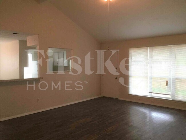 Photo - 728 Southwynd St