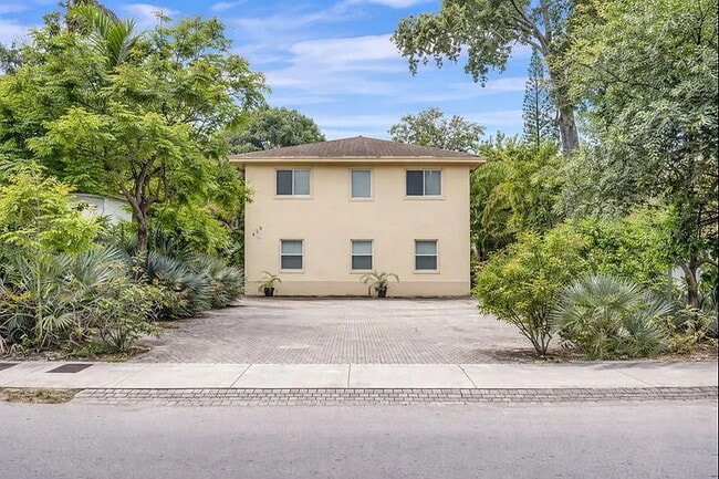 Building Photo - 420 SE 18th Ct Unit 2