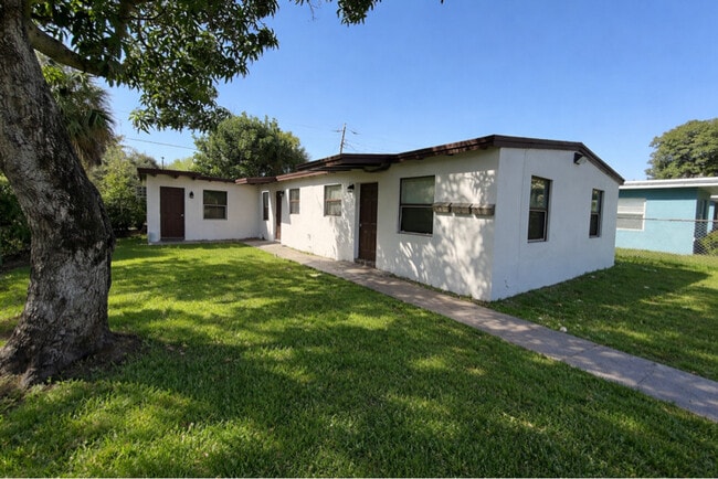 Building Photo - 805 NW 12th Ave