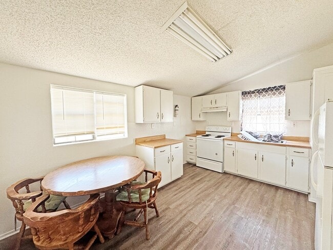 Photo - 408 W Holland Ave