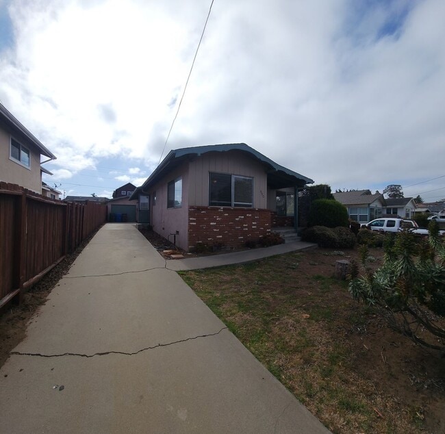 Building Photo - Classic MB Beach home- 2 Bed 1 Bath Home with a view of the water and the rock!
