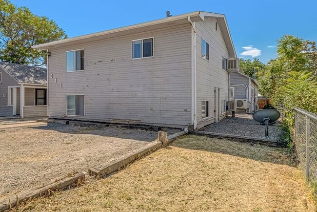 Charming Downtown 2-Bedroom Upstairs Apartment with Off-Street Parking