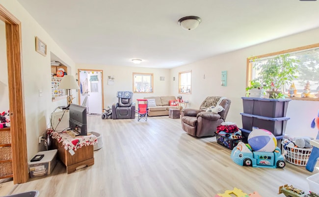Building Photo - Spacious 2 Bedroom - AVAILABLE SEPTEMBER! Unit 2406 Hill Ave - 2