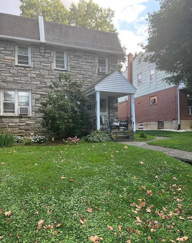 Delanteras 2 - 913 E 21st St