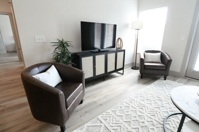 Unidad Modelo Sala de estar - Mona Shores Flats