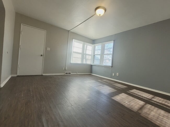 Photo - 922 W 4th St