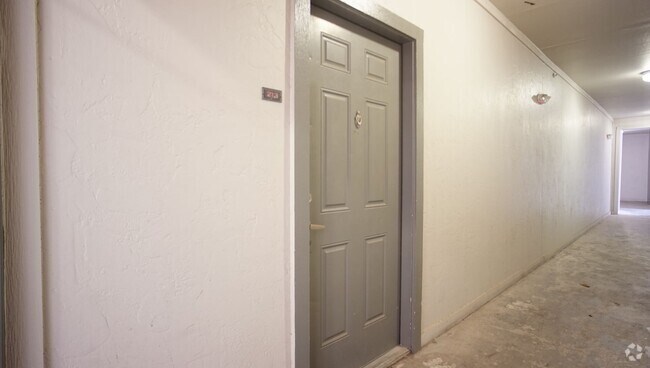 Building Photo - 1/1 in West Campus Unit 213 Rental