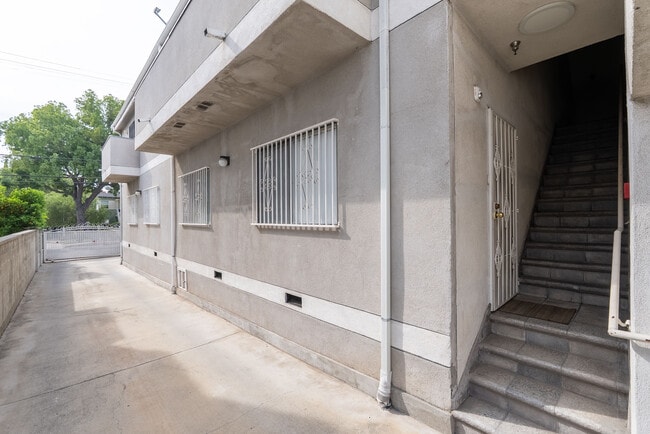 Photo - 1758 N Alexandria Ave Unidad 1758.5