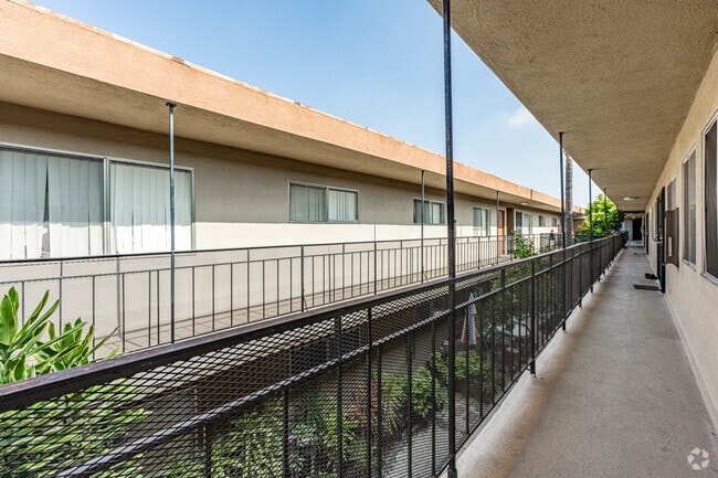 Alternar - Carson Palms Apartments