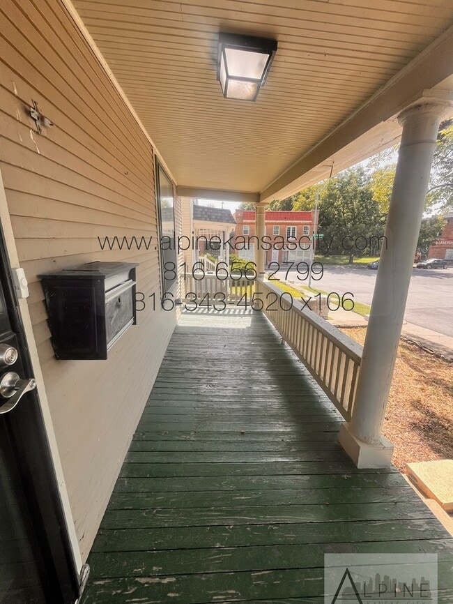 Photo - Cute HOUSE in Gillham Plaza, Gated Off Street Parking!