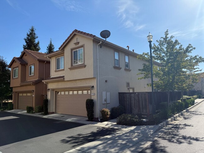 Building Photo - MODERN NEWER 3 BEDROOM 2 STORY FAIRFIELD *...