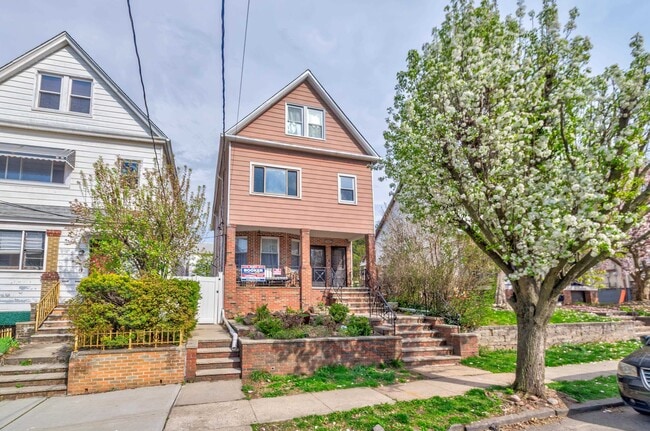 Building Photo - 142 Humphrey Ave Unit 2