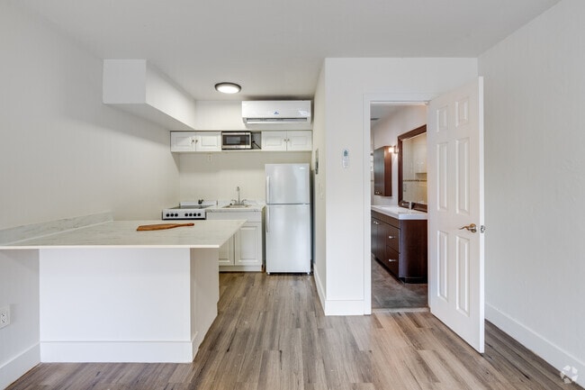 Studio, 1BA - 281SF - Kitchen