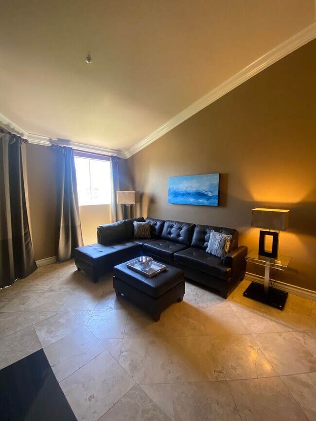 Building Photo - Fully furnished top floor strip view condo at the fabulous Meridian
