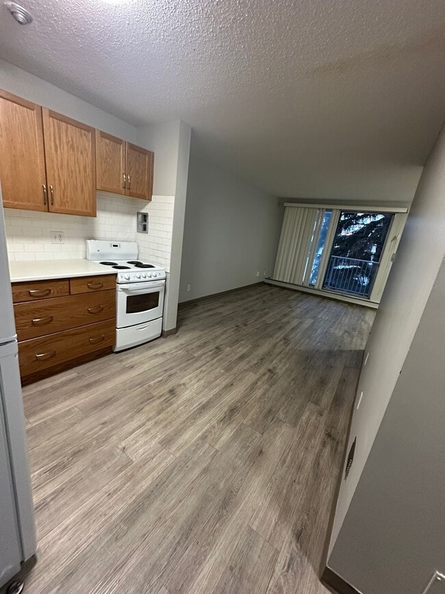 Photo - 13516-102 102 St NW Unit 212