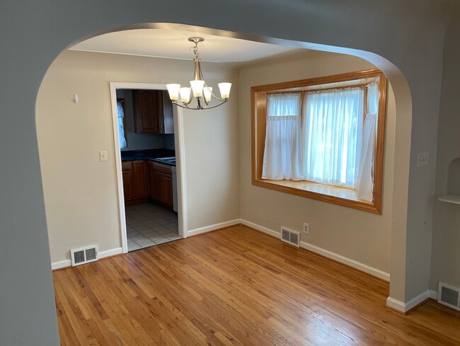 Dining Room - 1095 N Macomb St
