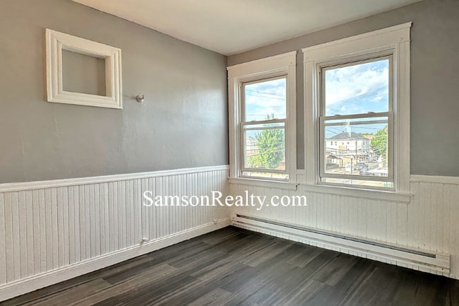 Photo - 979 Mineral Spring Ave Unidad 2