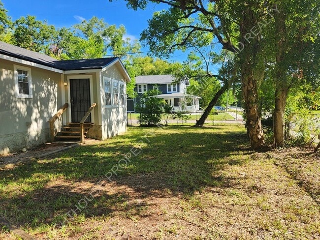 Photo - Charming 2 Bedroom Home With Sunroom And Storage