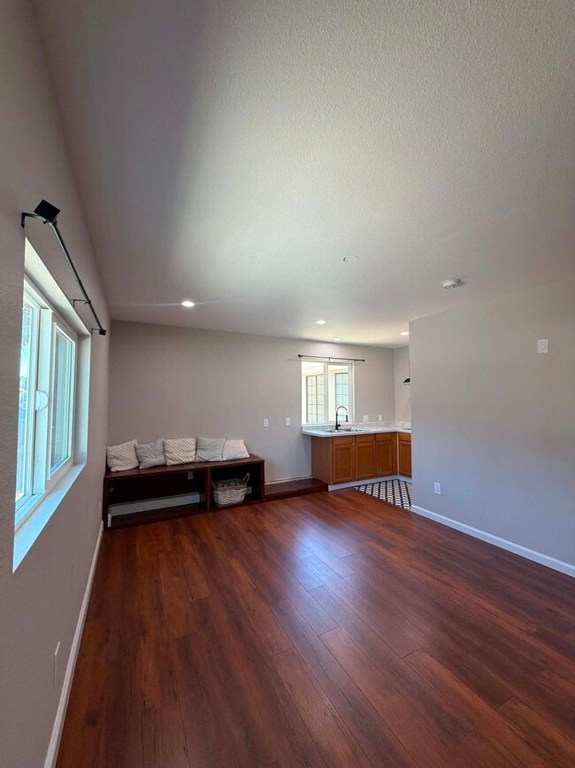 Building Photo - 1300 Dezzani Ln Unit A