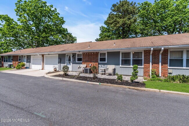 Photo - 390 Picardy Ct