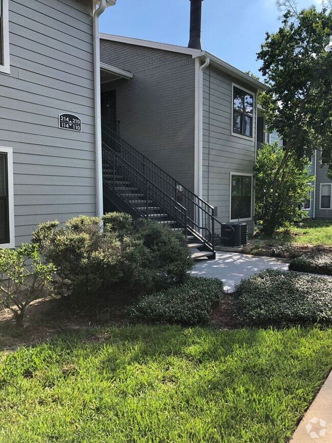 Building Photo - LIKE NEW!!!! 2 Bedroom/2 Bath Condo!! Avai...