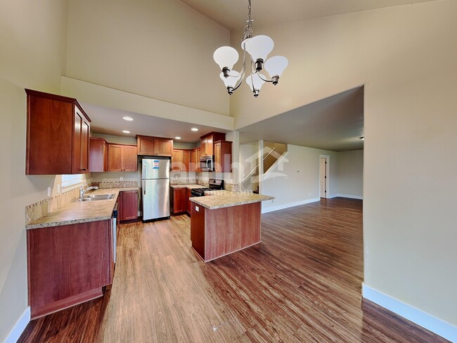 Photo - 458 Tulip Ave