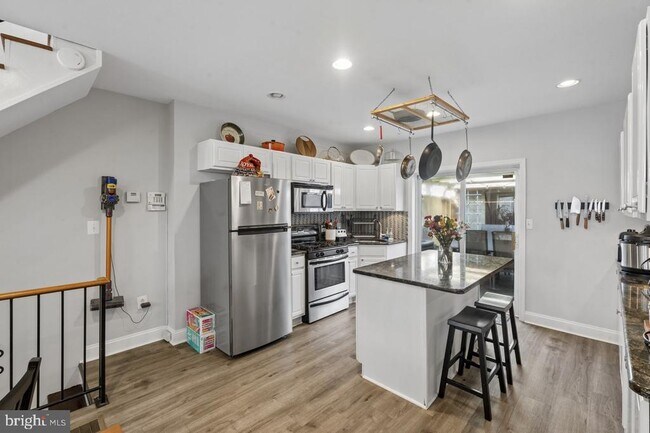 Photo - 2139 Montrose St